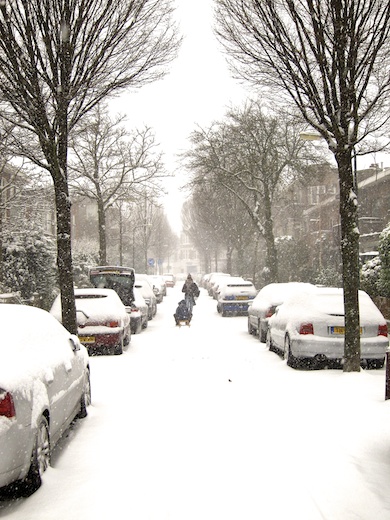 met sneeuw bedekte bilderdijklaan