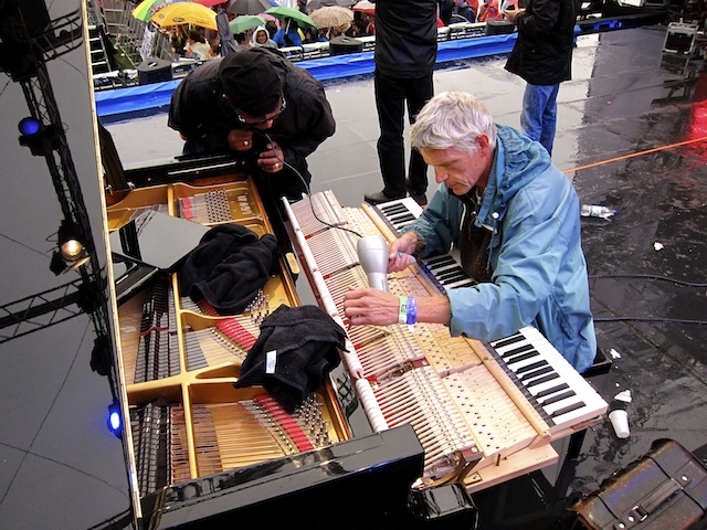 droogf&ouml;hnen van vleugel op natte uitmarkt