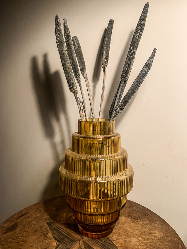 gele vaas met grijze rietsigaren