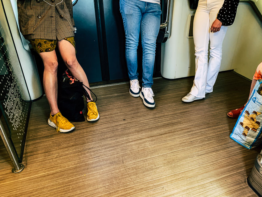 benen in de trein