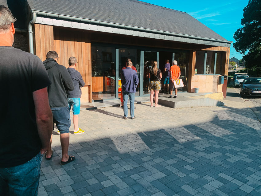 in de rij voor croissants